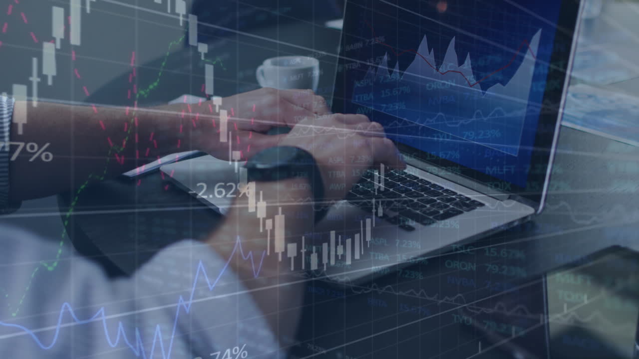 animación del procesamiento de datos financieros sobre un empresario caucásico que usa una computadora portátil en la oficina