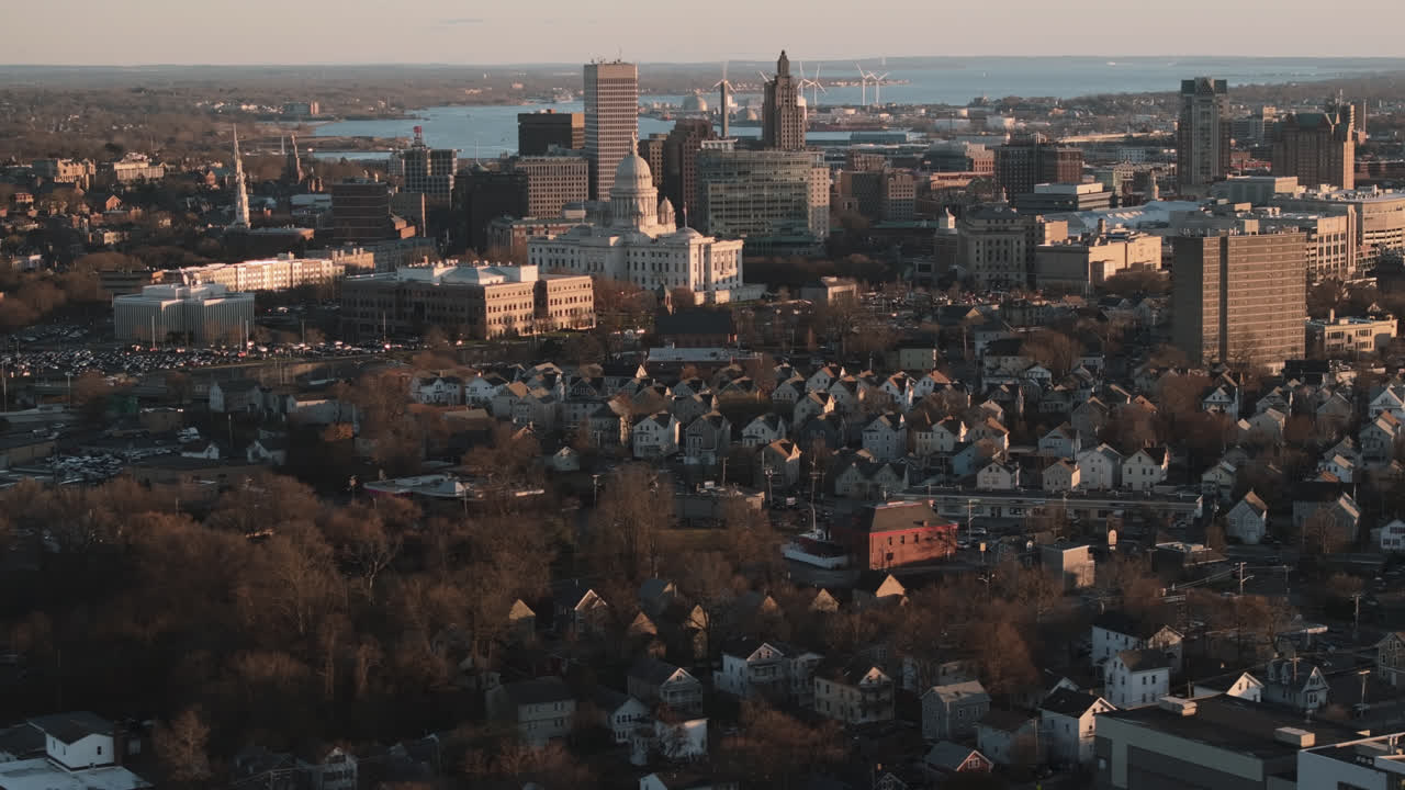 Drohnen-Filmmaterial von Downtown Providence. Aufgenommen an einem Herbsttag in Rhode Island