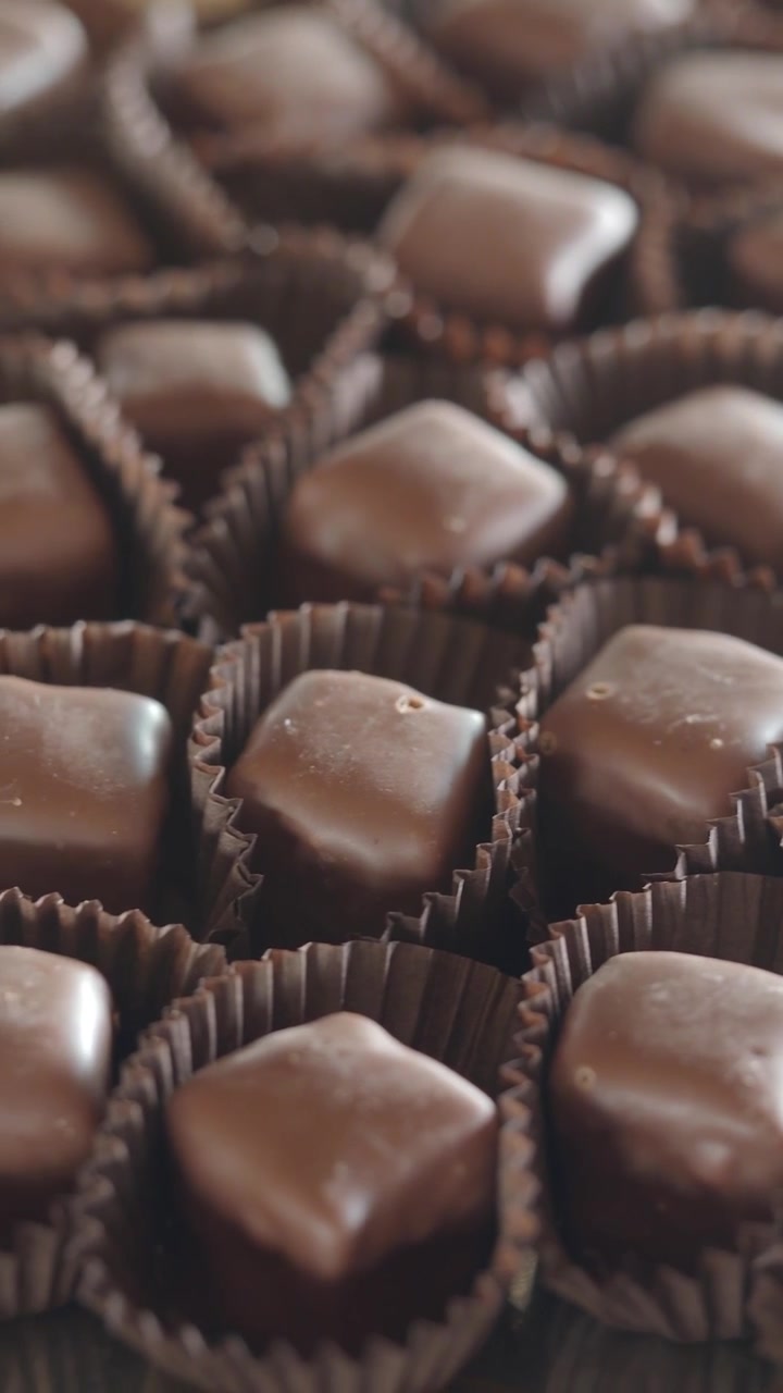 Truffoli al cioccolato in tazze di carta