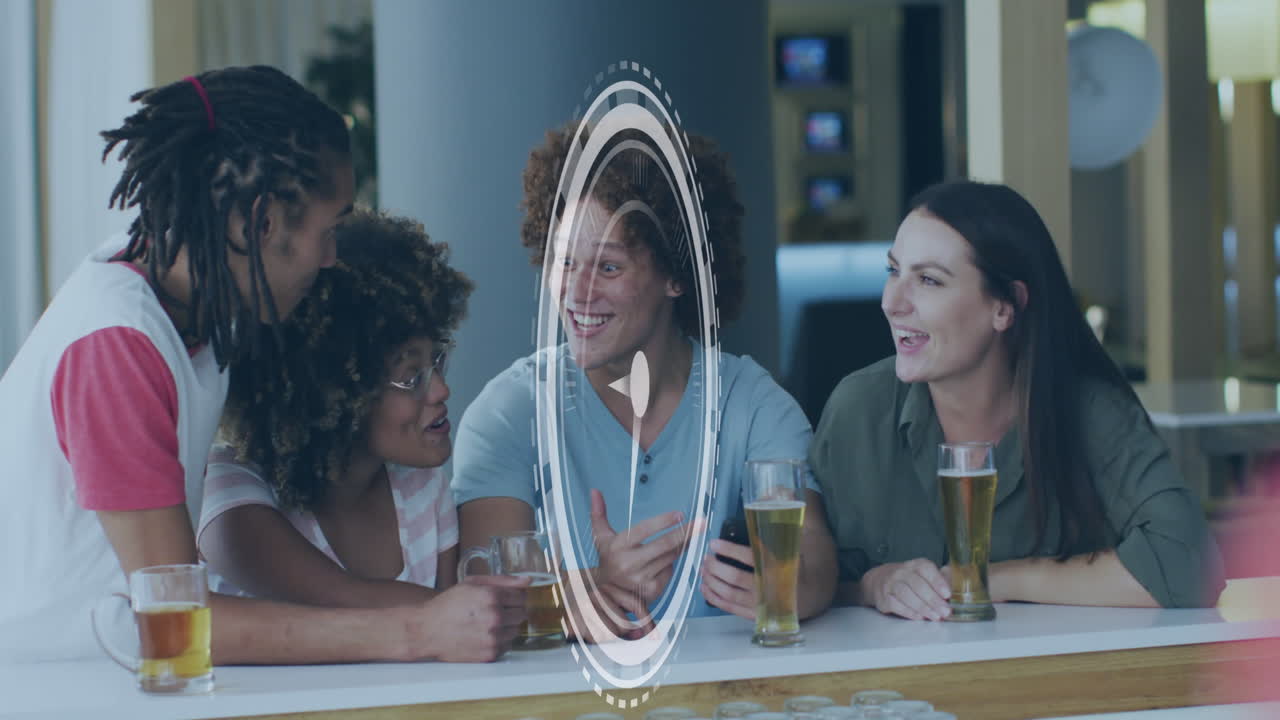 animación del reloj sobre diversos amigos tomando una copa en el bar.