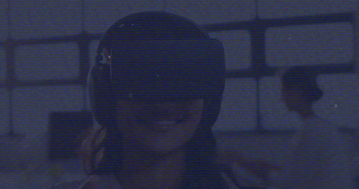 Animazione di interferenza su una donna con visore VR.