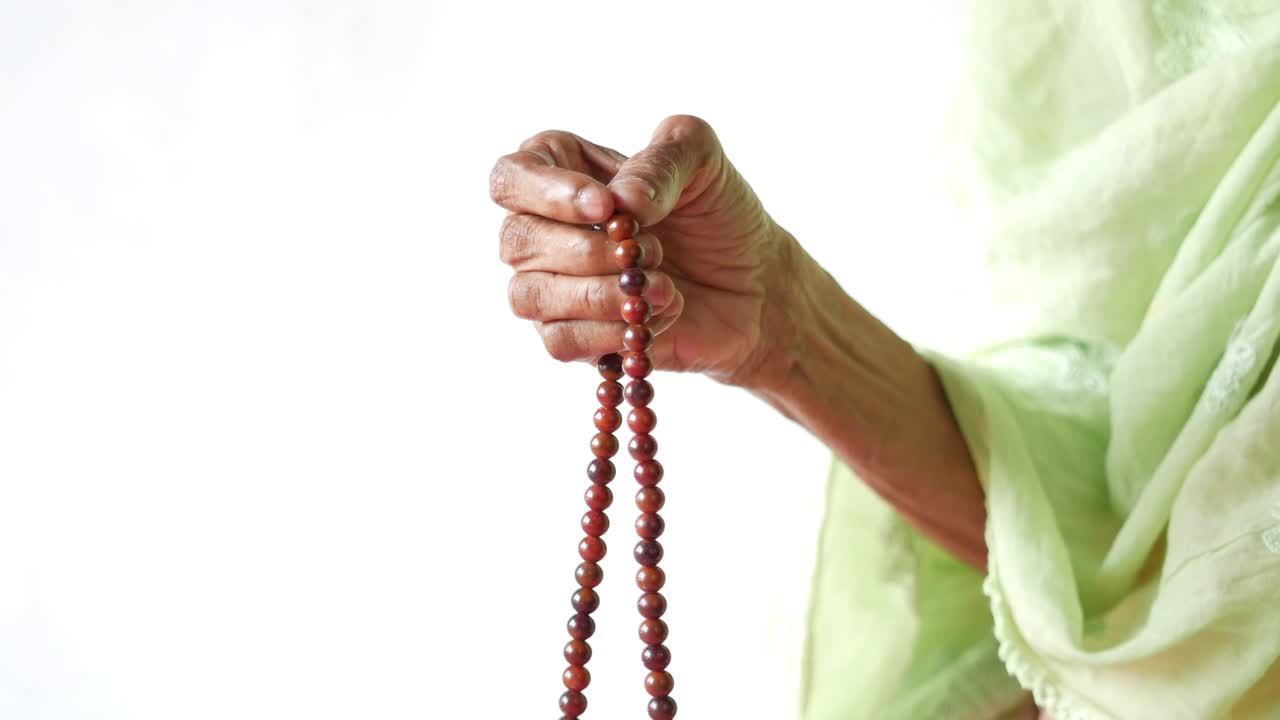 primer plano de mujeres mayores orando con las manos en el ramadán