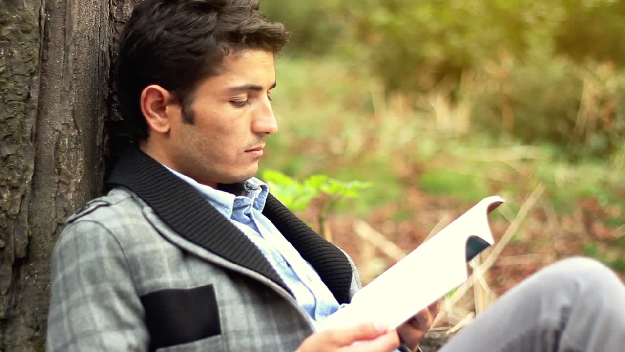 joven hombre de negocios leyendo un libro