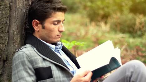 joven hombre de negocios leyendo un libro