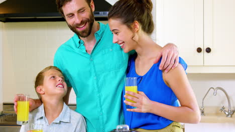familia feliz con jugo de naranja