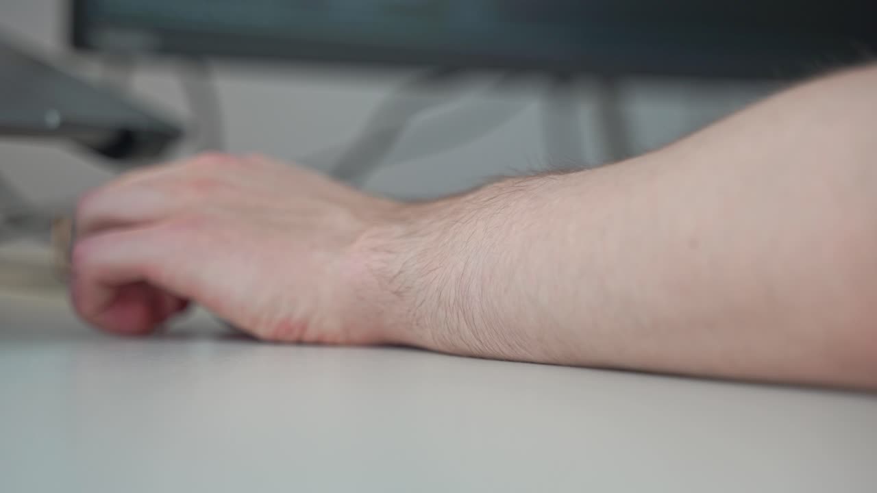 사용자가 짧은 타이핑 세션을 완료한 다음 응답을 기다리는 것처럼 컴퓨터 키보드의 측면을 탭합니다.