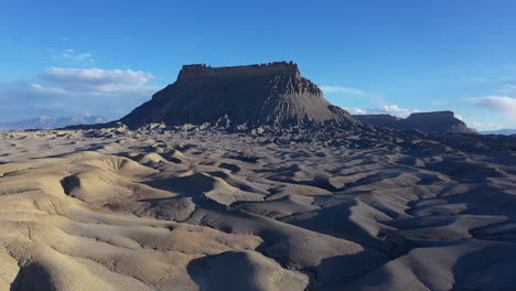 Tarde-Soleada-Sobre-Butte-De-Fábrica-Con-Un-Paisaje-árido-En-Utah