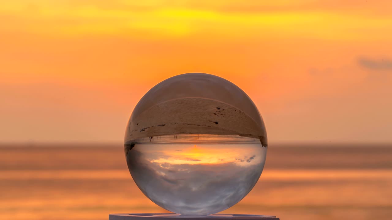 tramonto timelapse all'interno della sfera di cristallo sulla spiaggia