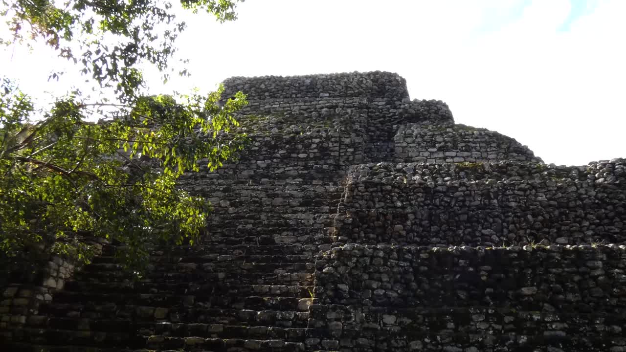 primer plano del templo 24 en chacchoben, sitio arqueológico maya, quintana roo, méxico