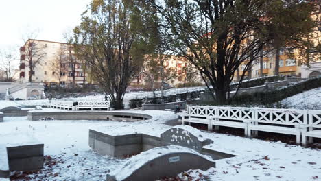 Nach-Rechts-Schwenken-Im-Körner-Park-In-Berlin,-Schneebedeckt,-Deutschland-Im-Winter,-Nach-Rechts-Schwenken,-HD-60-Fps,-8-Sekunden,-Osmo-Pocket