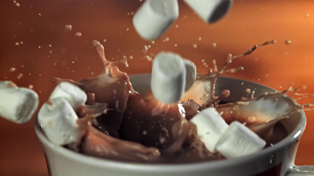 Deliziosa cioccolata calda con marshmallow che schizzano al rallentatore