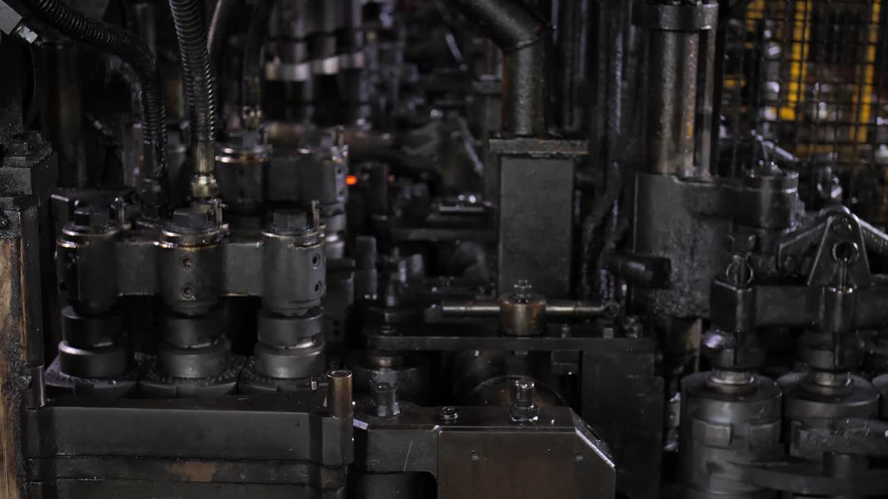 процесс изготовления стеклянных бутылок на стеклозаводе slowmotion