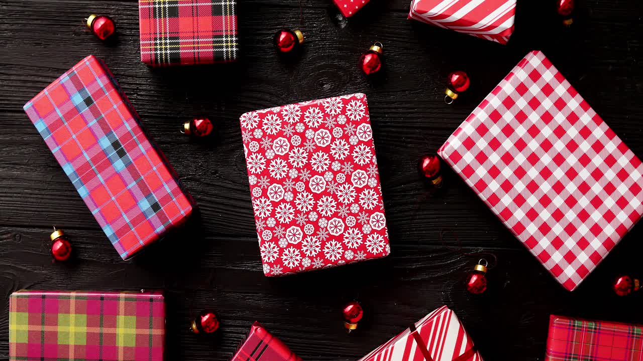 regalos de navidad y bolas de cristal