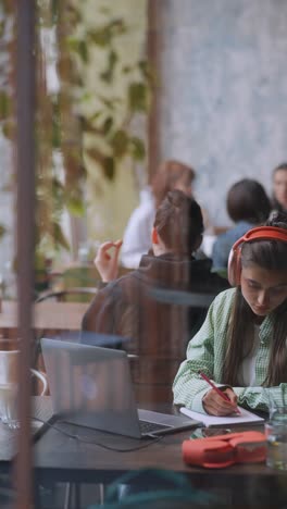 mujer estudiando en un café