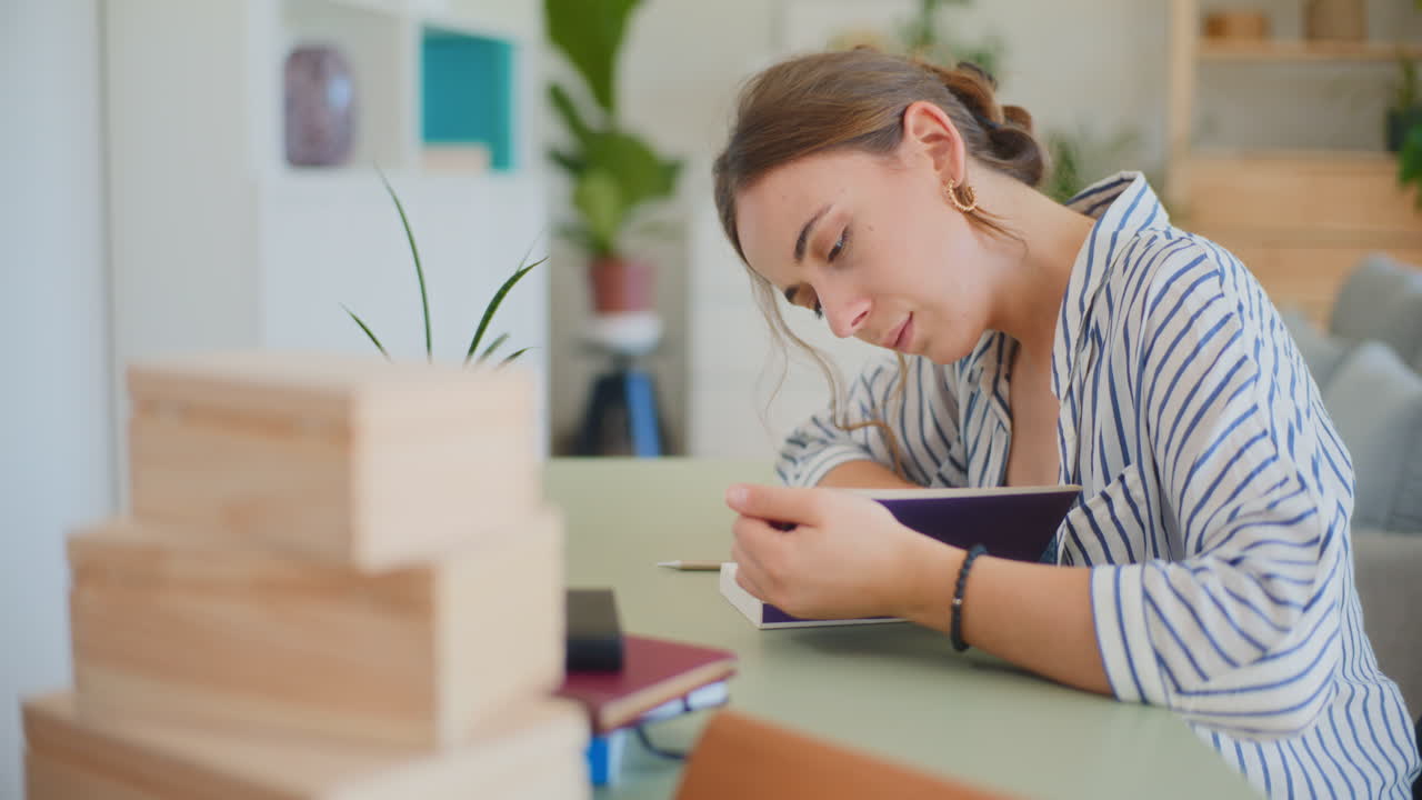 mujer leyendo un libro en el escritorio