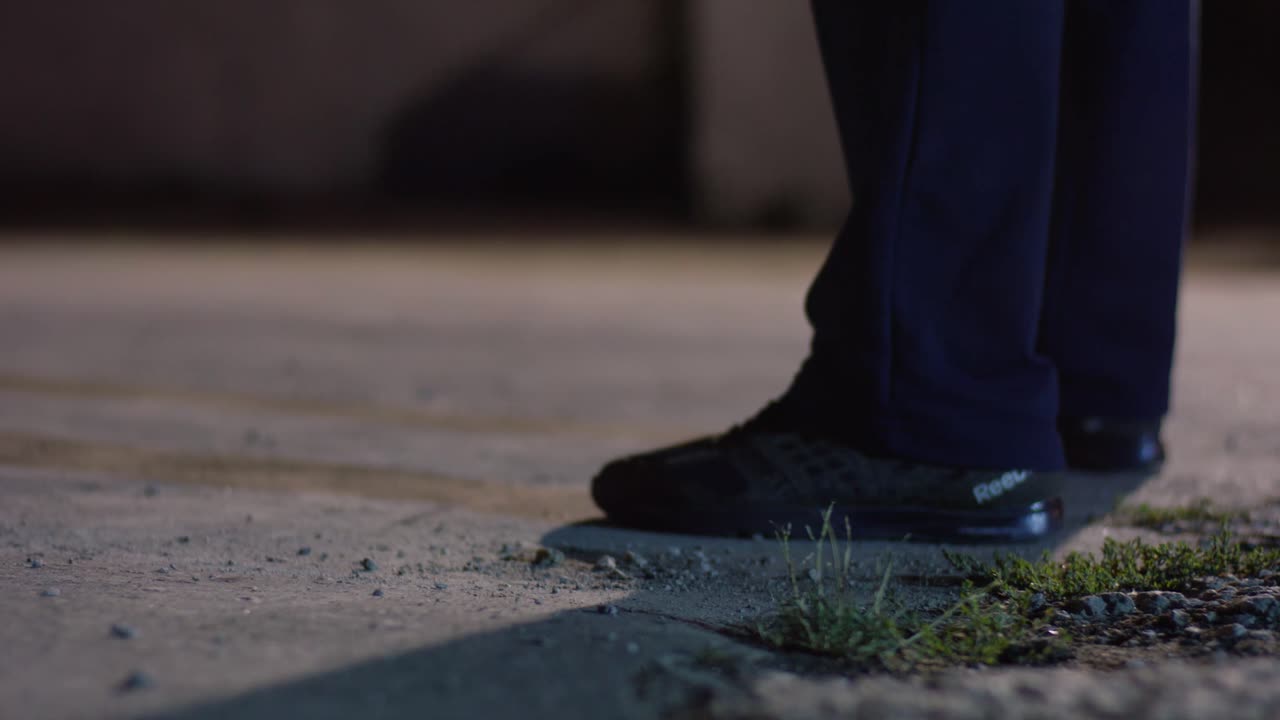 밤에 무게를 들어 올리는 사람