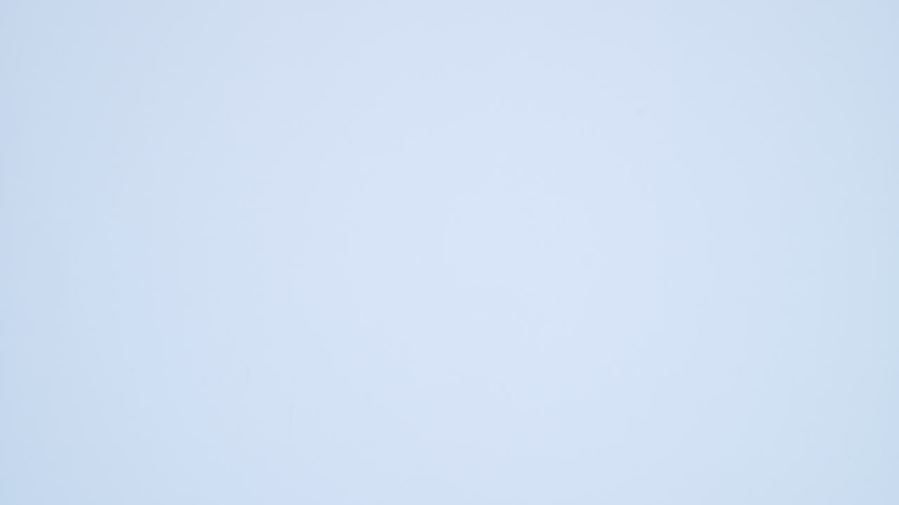 una pila de libros de tapa dura de diferentes colores ordenados en una estantería con espacio vacío para el texto.