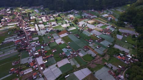 Ländliche-Szene-Am-Fuße-Des-Mount-Batur-Mit-Ackerland-Und-Dörfern-In-Bali,-Indonesien