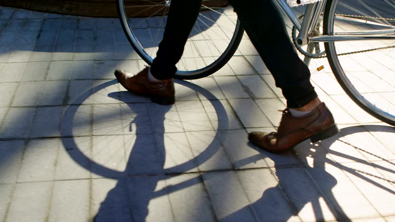 자전거를 타고 보행로를  ⁇ 고 있는 남자 4k