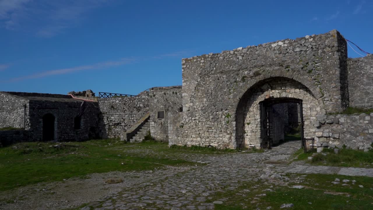 puerta del castillo y gruesos muros de piedra dentro de la antigua fortaleza en shkoder, albania