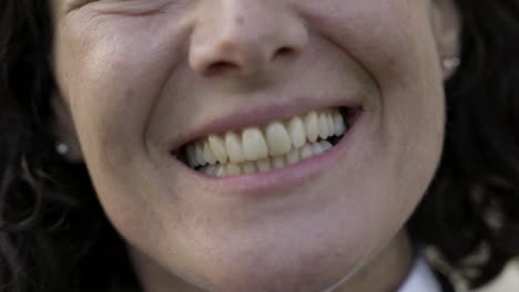 Captura-Recortada-De-Hermoso-Rostro-Femenino-Con-Sonrisa-Dentuda