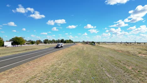 en el camino que se acerca a longreach en queensland, australia