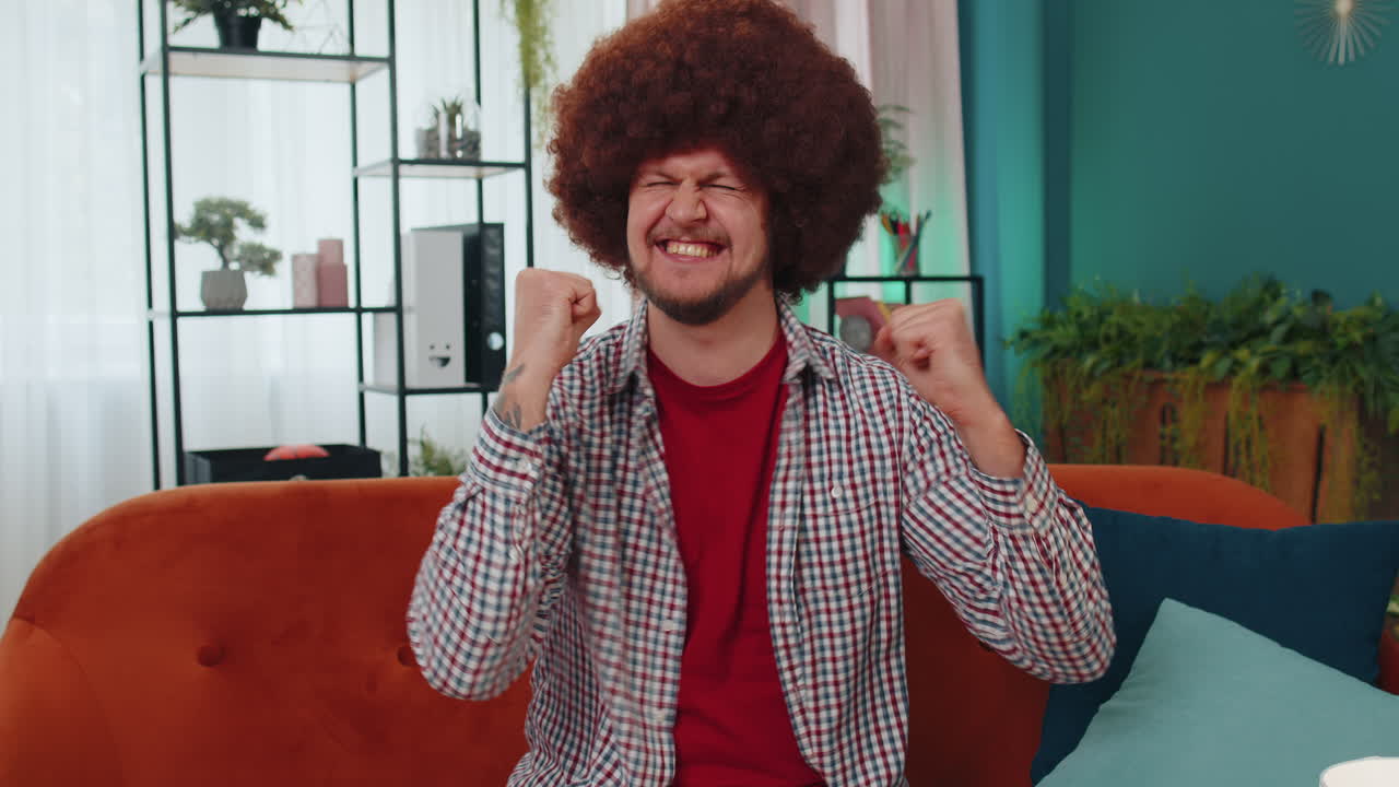 hombre feliz emocionado sorprendido, conmocionado por la repentina victoria, buenas noticias de victoria, celebrando, wow reacción