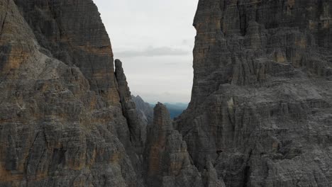 Mirada-De-Dron-Más-Cercana-De-Tre-Cime