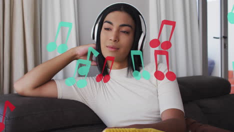 animación de notas musicales sobre una mujer biracial escuchando música con auriculares.
