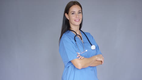 atractiva y amigable joven doctora