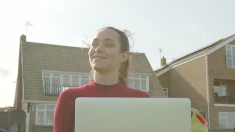 Eine-Junge-Frau-öffnet-Ihren-Laptop-Und-Atmet-Die-Frische-Luft-Ein,-Bevor-Sie-In-Einem-Park-Arbeitet