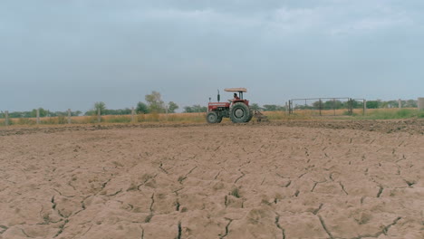 Esta-Impresionante-Toma-Aérea-De-Bajo-Vuelo-Captura-La-Impresionante-Belleza-De-Los-Campos-De-Cereales-Desde-Una-Perspectiva-única