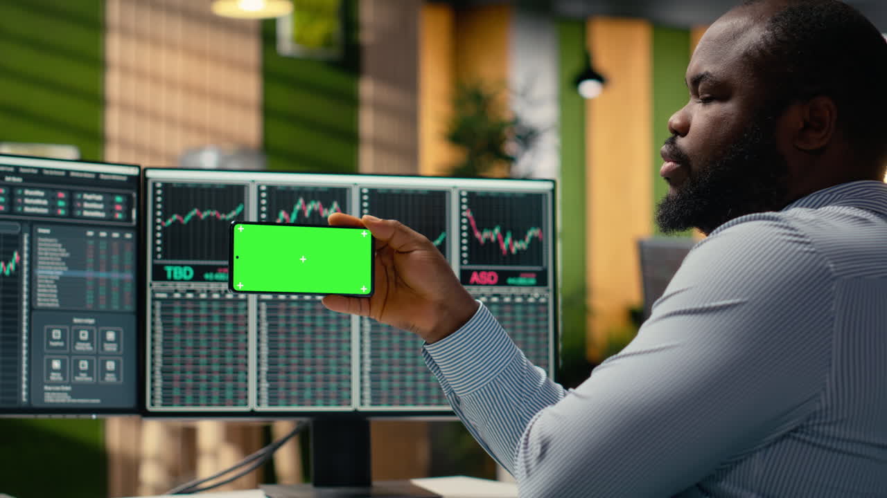 Stockbroker using mockup smartphone to watch trading educational content
