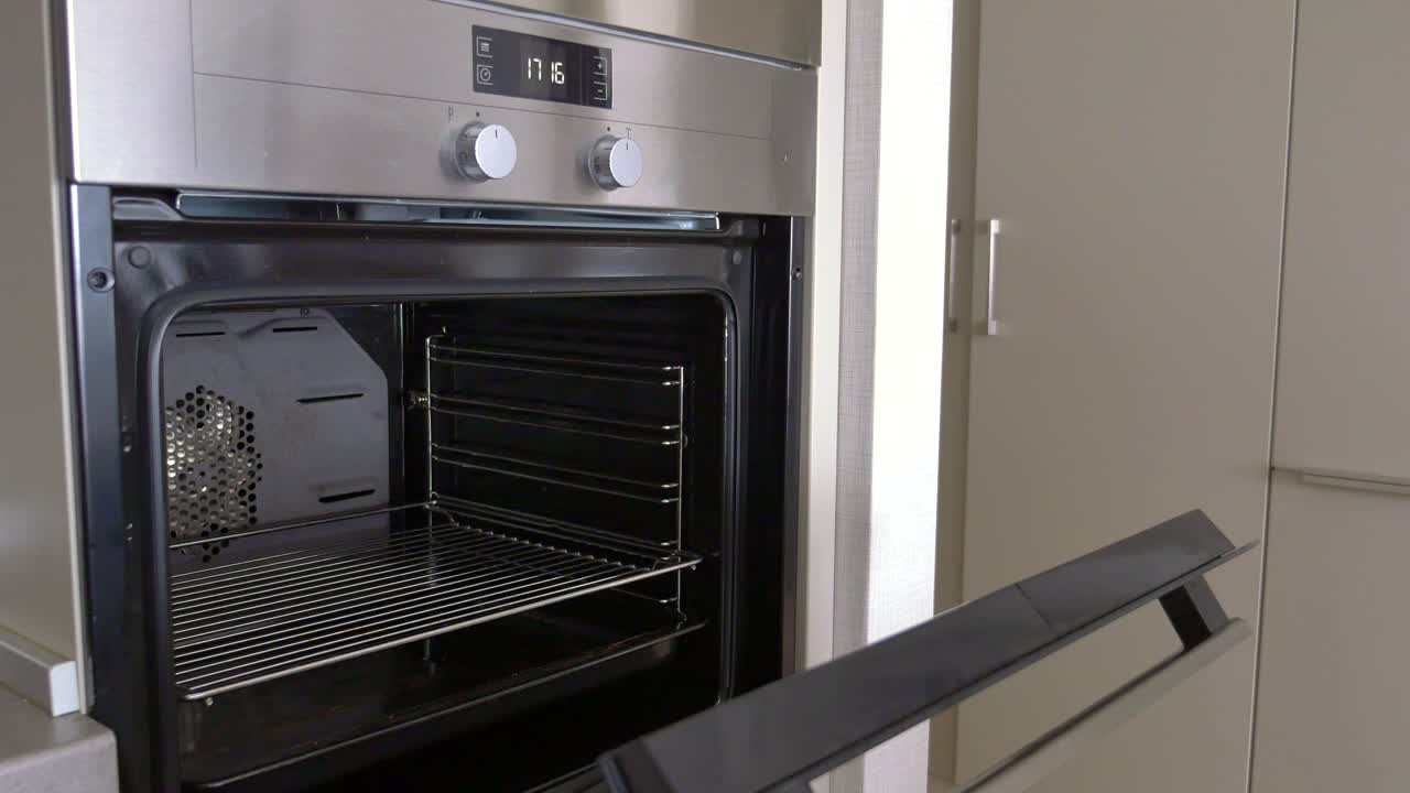 Forno moderno vuoto in acciaio inossidabile