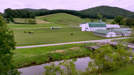 Empuje-Aéreo-Hacia-Graneros-Y-Granja-De-Caballos-Cerca-De-Mountain-City-Tennessee