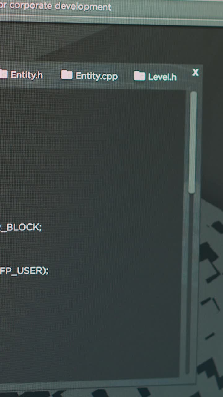 Vertikal video: Skærm af softwareudvikler, der skriver programmeringssprog og html-script