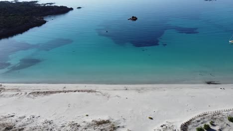 Beautiful-beach-with-white-sand-and-cristal-clear-water-in-corsica