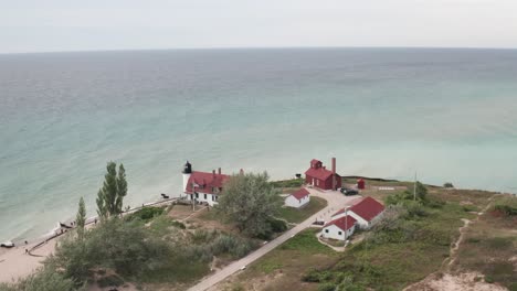 Historischer-Betsie-leuchtturm-In-Frankfort,-Michigan,-Gelegen-Am-Michigansee-Mit-Drohnenvideo-weitwinkelaufnahme-Von-Der-Einziehenden-Seite