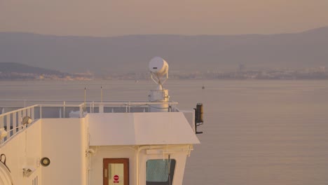 amanecer, vista de la puesta de sol desde un ferry que ingresa al puerto