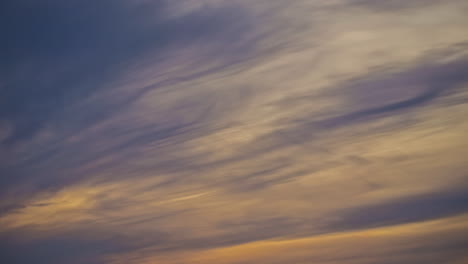 Toma-En-ángulo-Bajo-De-Nubes-Cirrostratos-Que-Pasan-En-Un-Lapso-De-Tiempo-Durante-El-Tiempo-De-La-Noche-Después-De-La-Puesta-Del-Sol