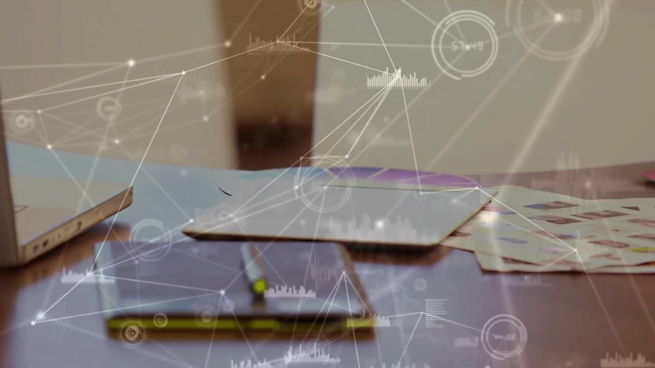 Panorámica de cámara, un cuaderno cerrado con un bolígrafo verde, y un HUD translúcido que se desplaza para resaltar objetos del escritorio.