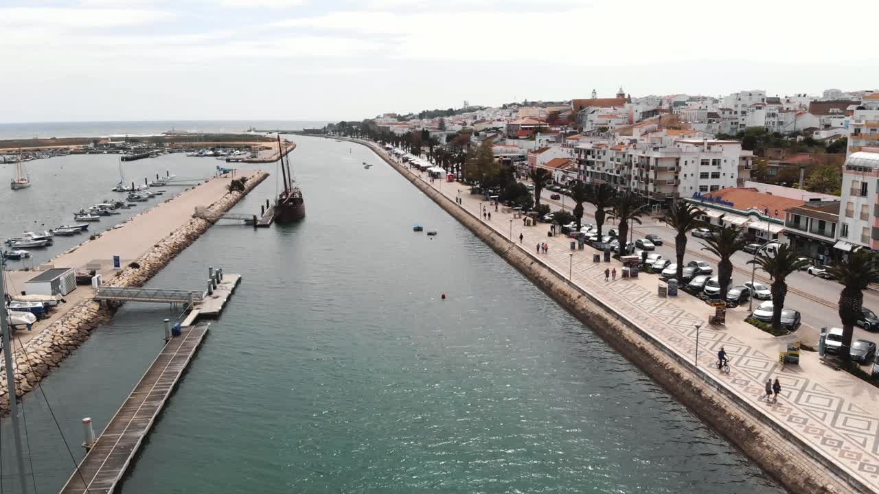 Yacht ormeggiato al molo lungo il lungomare di Lagos, Algarve, Portogallo