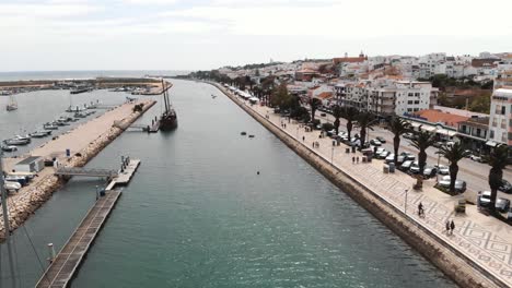 yate estacionado en el muelle a lo largo del paseo marítimo de lagos, algarve, portugal
