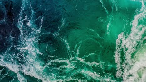 las olas de agua del río y el mar se encuentran durante la marea alta y la marea baja.