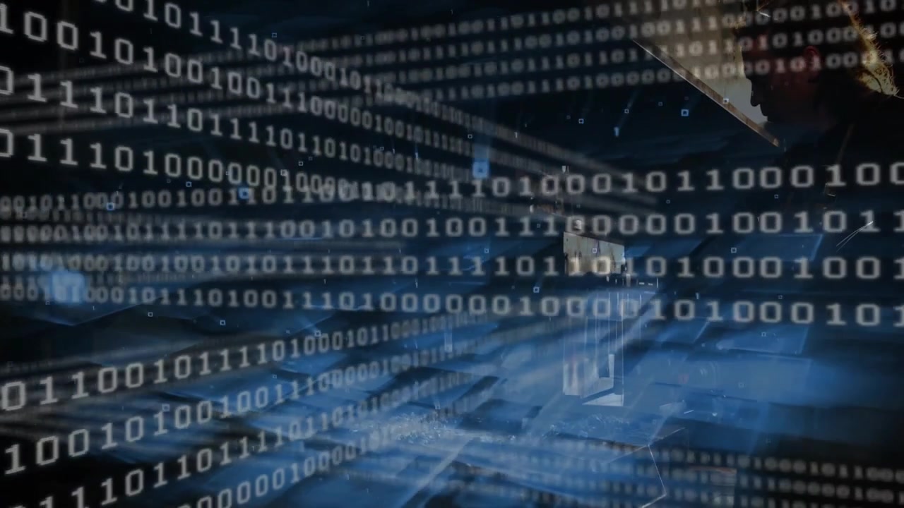 Codice binario trasparente in streaming che scorre sopra una sala server, rivelando uno specialista IT che analizza i dati.