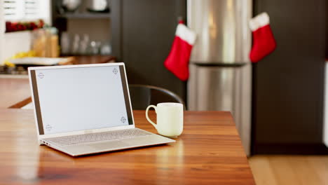 portátil con pantalla en blanco en la encimera de la cocina en navidad, cámara lenta, espacio de copia
