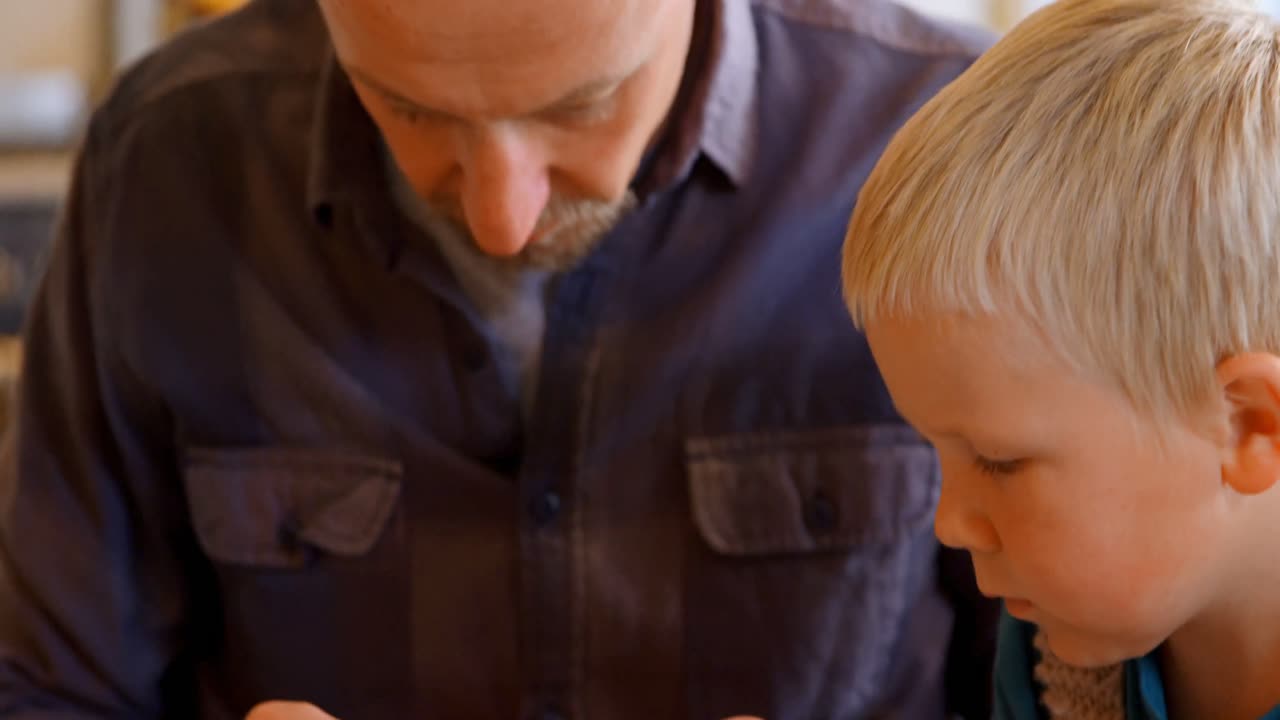 아버지 와 자녀 들 이 집 의 거실 에서 키체인 을 배열 하고 있다 4k