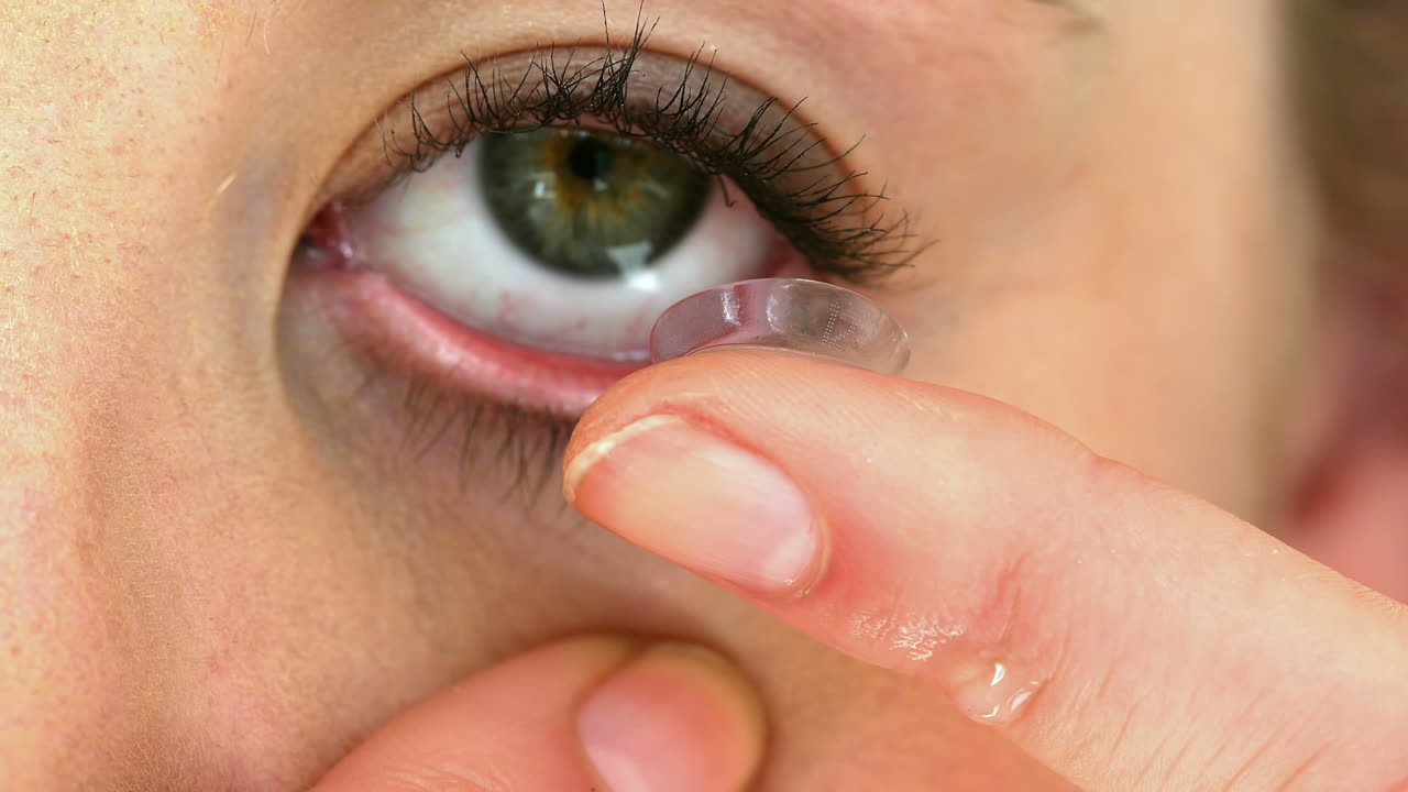 콘택트 렌즈를 입하려는 여성