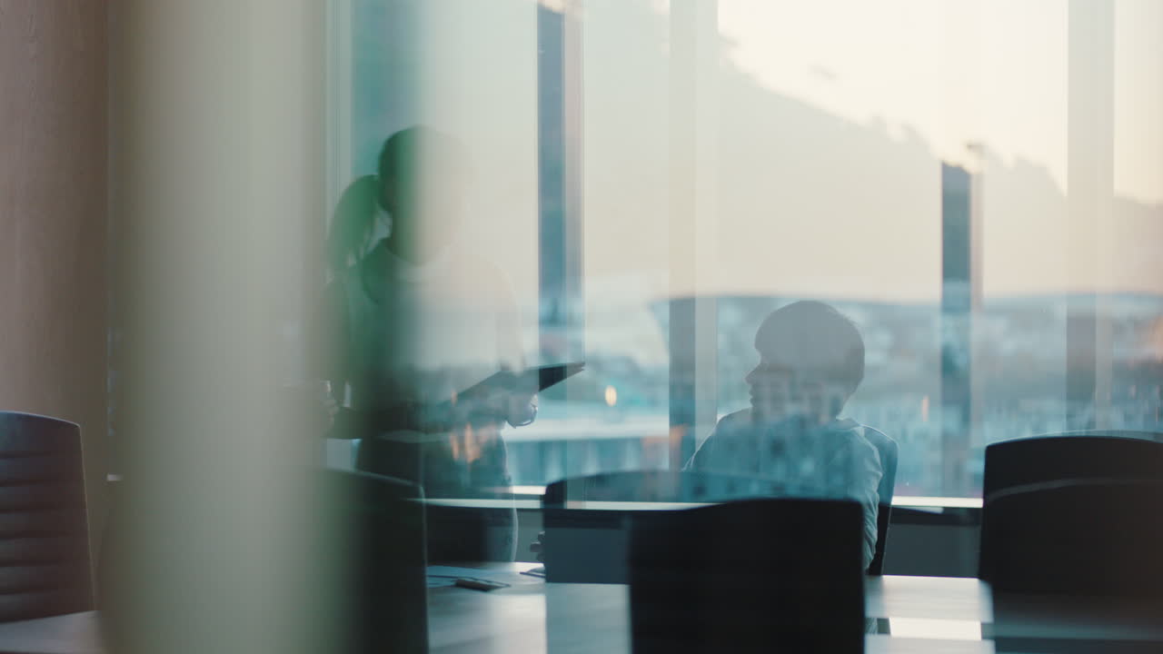 늦은 시간에 일하는 아시아 팀 리더 여성 동료들과 만나고 토론하는 프로젝트 관리자 태블릿 컴퓨터에서 아이디어를 공유하는 경영진 그룹 해가 지는 동안 사무실에서 브레인스토밍