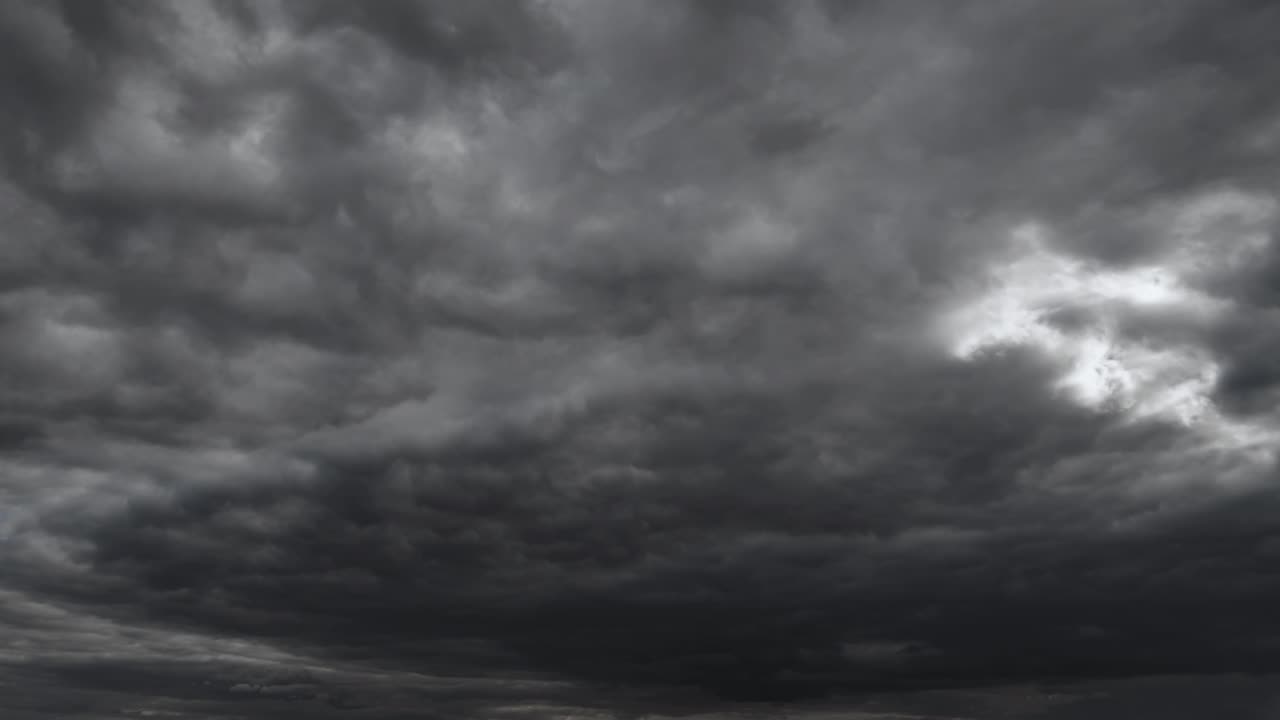 fondo de cielo oscuro dramático con nubes tormentosas lapso de tiempo antes de la lluvia o la nieve, clima extremo